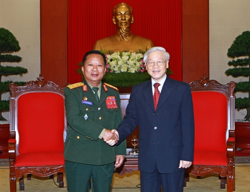 越南党和国家领导人会见老挝国防部长