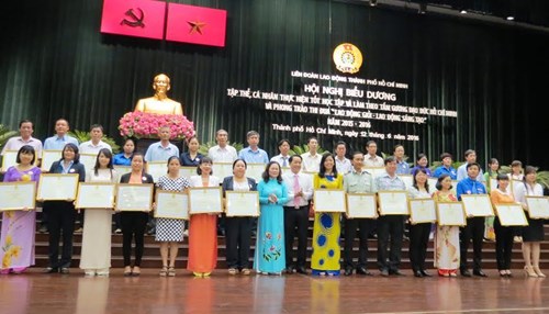 胡志明市表彰“学习和效法胡志明道德榜样”运动的212个典范集体和个人