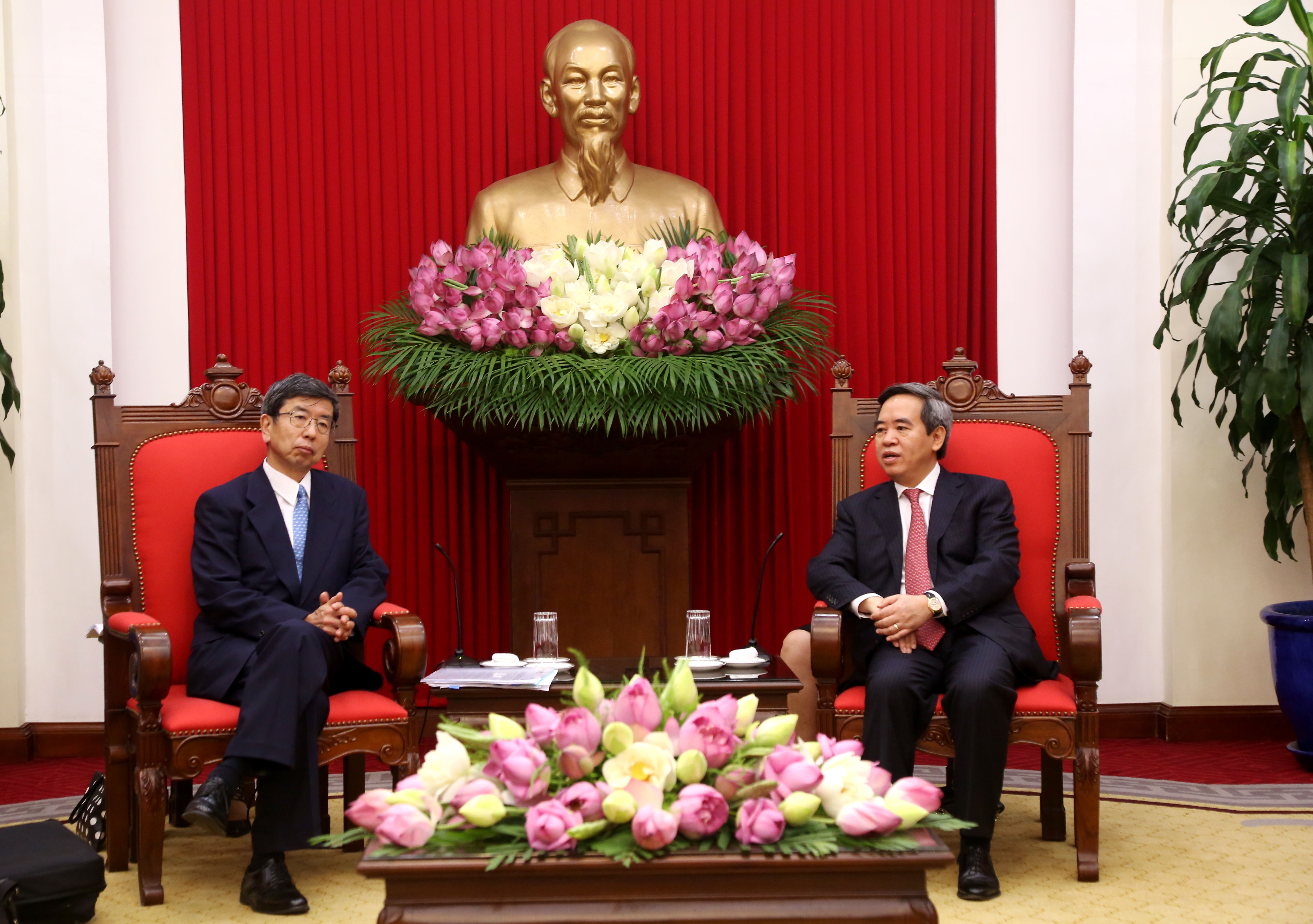 越共中央经济部部长阮文平会见亚行行长
