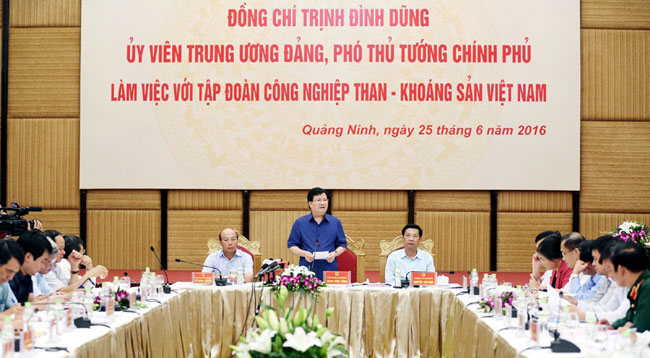 越南政府副总理郑廷勇与越南煤炭矿业集团领导举行工作会议