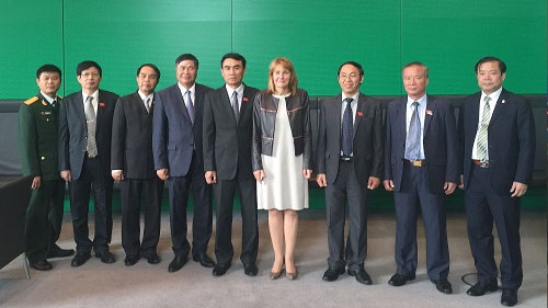国会国防安全委员会代表团访问德国