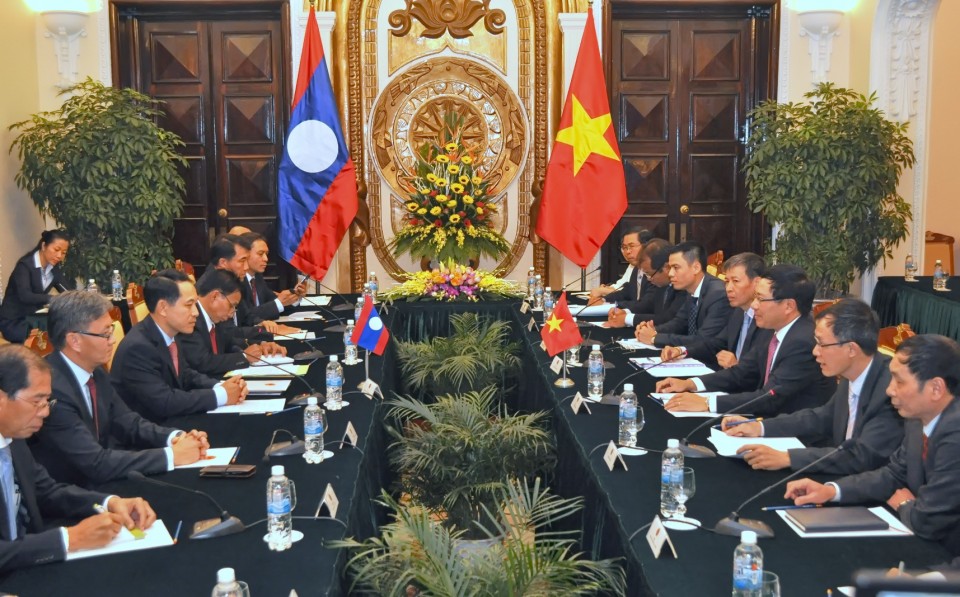 政府副总理兼外交部长范平明同老挝外交部长沙伦赛•贡玛希举行会谈