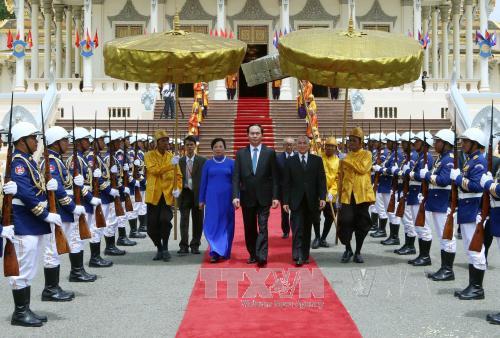 柬埔寨举行隆重仪式热烈欢迎越南国家主席陈大光对柬埔寨进行国事访问