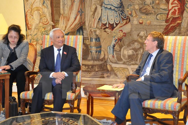 比利时联邦议会和欧洲议会希望同越南加强立法领域合作