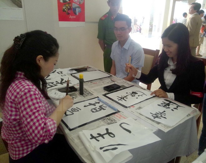 推进越日两国友好议员小组关系日益走向深入、务实和有效