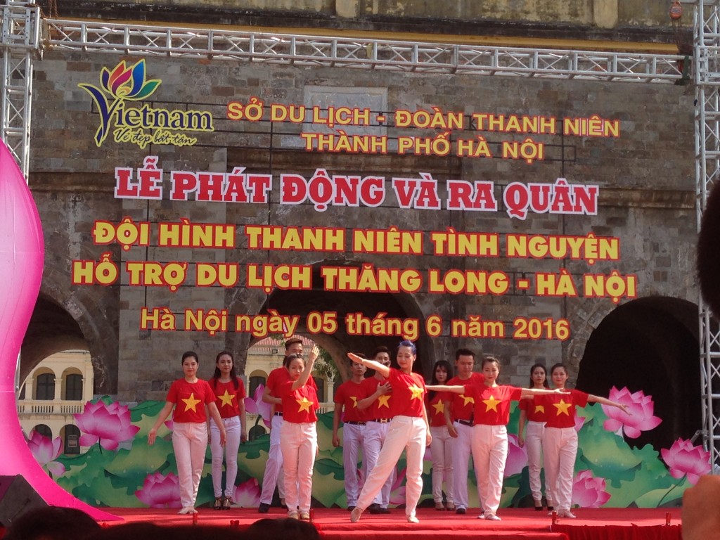 “协助2016年升龙—河内旅游”志愿者队出征