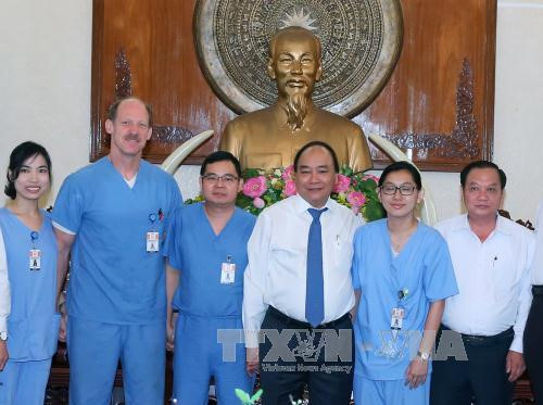 政府总理阮春福会见美国摩斯大学志愿医生代表团