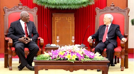 越共中央总书记阮富仲会见古巴共产党中央委员会第一书记的特派员梅萨