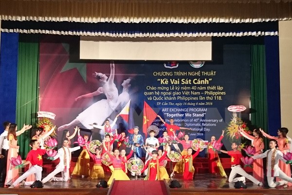 庆祝越菲建交40周年的艺术表演活动在芹苴市举行