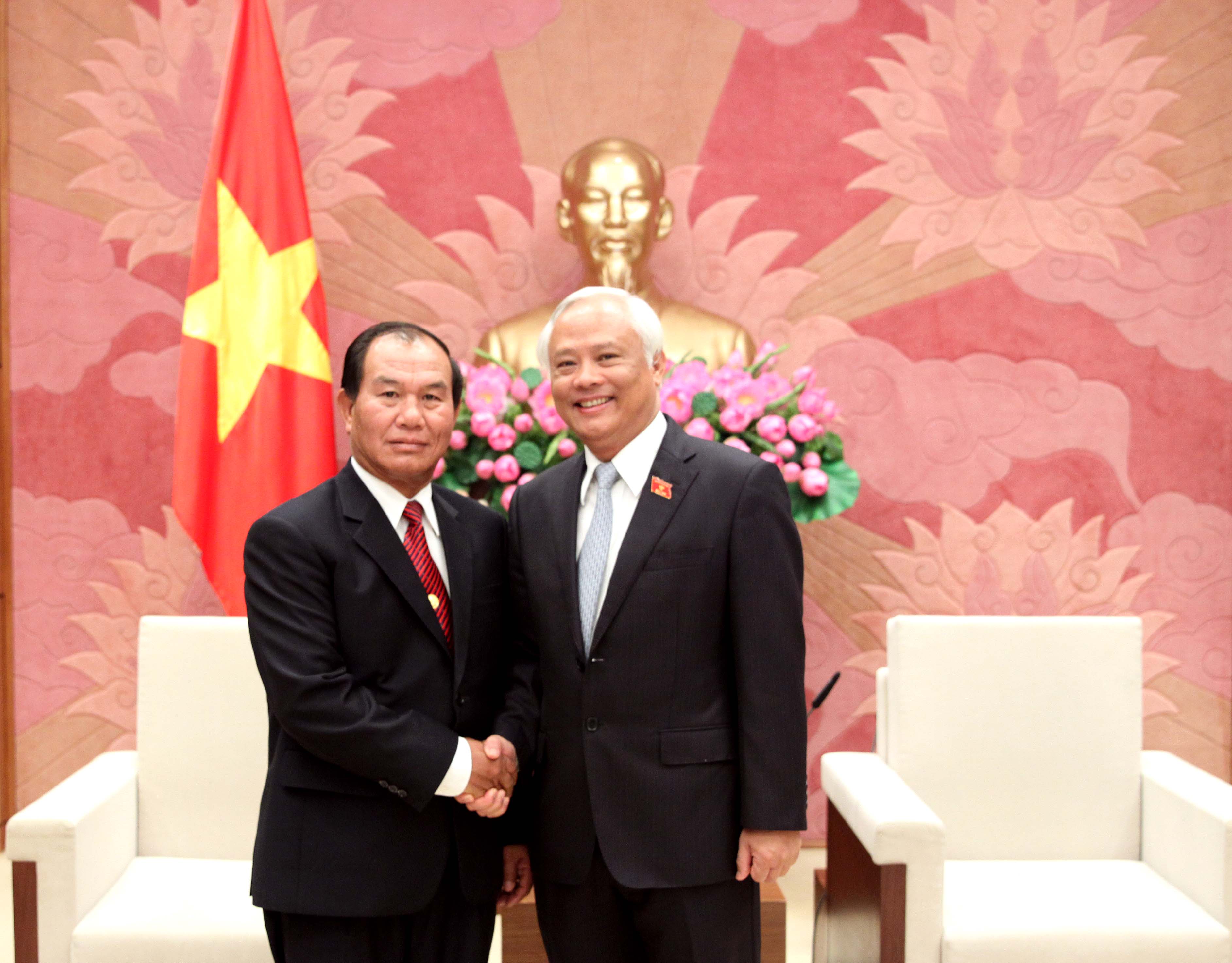 越南国会副主席汪朱刘会见老挝司法部长塞西•桑迪冯