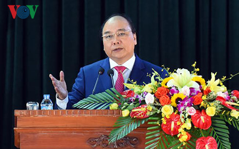 政府总理阮春福探访大叻陆军学院师生