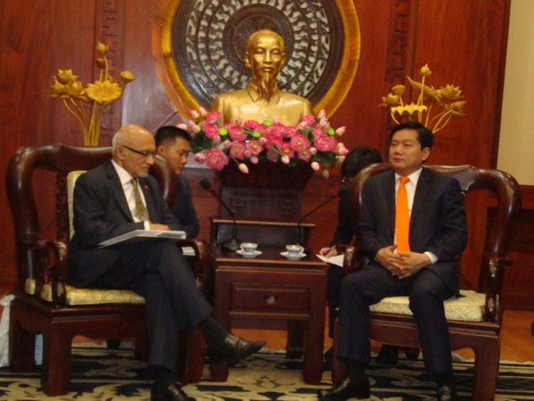 胡志明市委书记丁罗升会见外宾