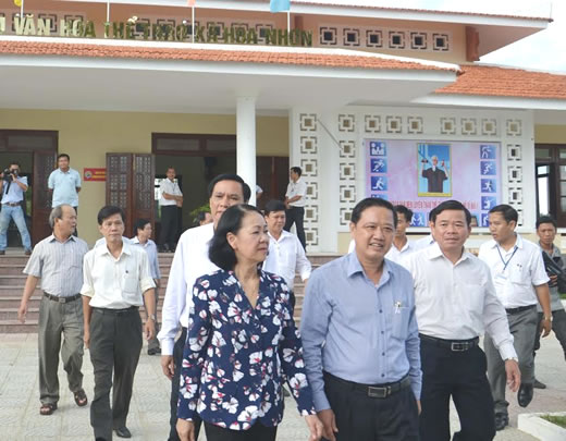 中央民运部长张氏梅视察岘港市和旺县新农村建设计划实施情况