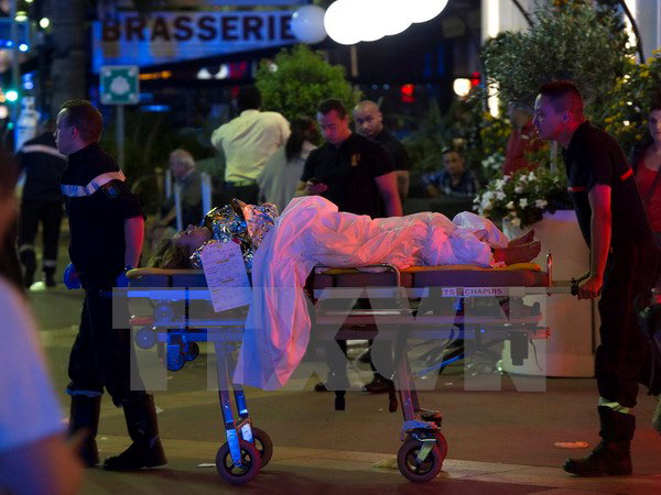 法国尼斯卡车冲撞人群至少77人死亡