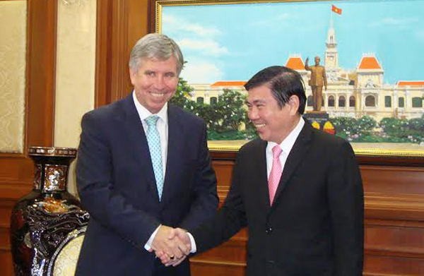 胡志明市领导会见英国驻胡志明市总领事伊恩•吉本斯