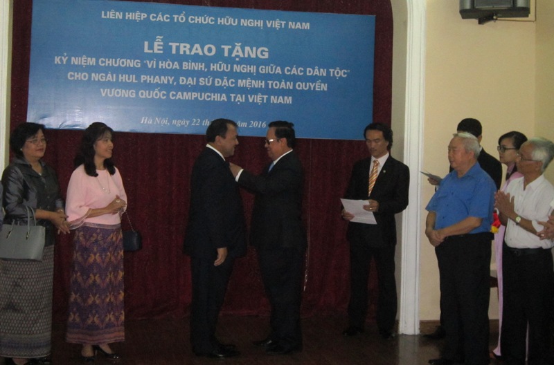 越南友好组织联合会向柬埔寨驻越南大使授予“致力于各民族和平友谊纪念章”