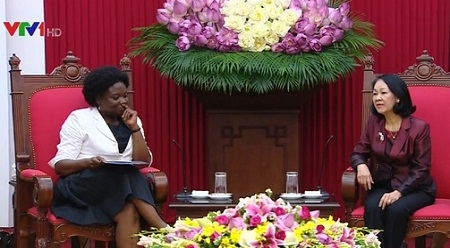 越共中央民运部部长张氏梅会见世界银行亚太地区副行长维多利亚•克瓦