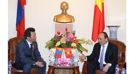 越南政府总理阮春福会见蒙古-越南友好协会会长