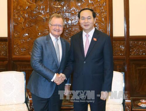 国家主席陈大光会见哈佛商学院教授约翰•奎尔奇