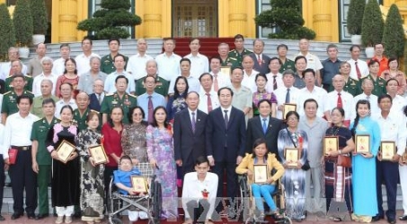 越南国家主席陈大光会见越南橙色剂受害者代表团