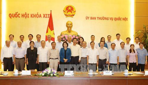 国会主席阮氏金银会见广宁省历届国会代表团