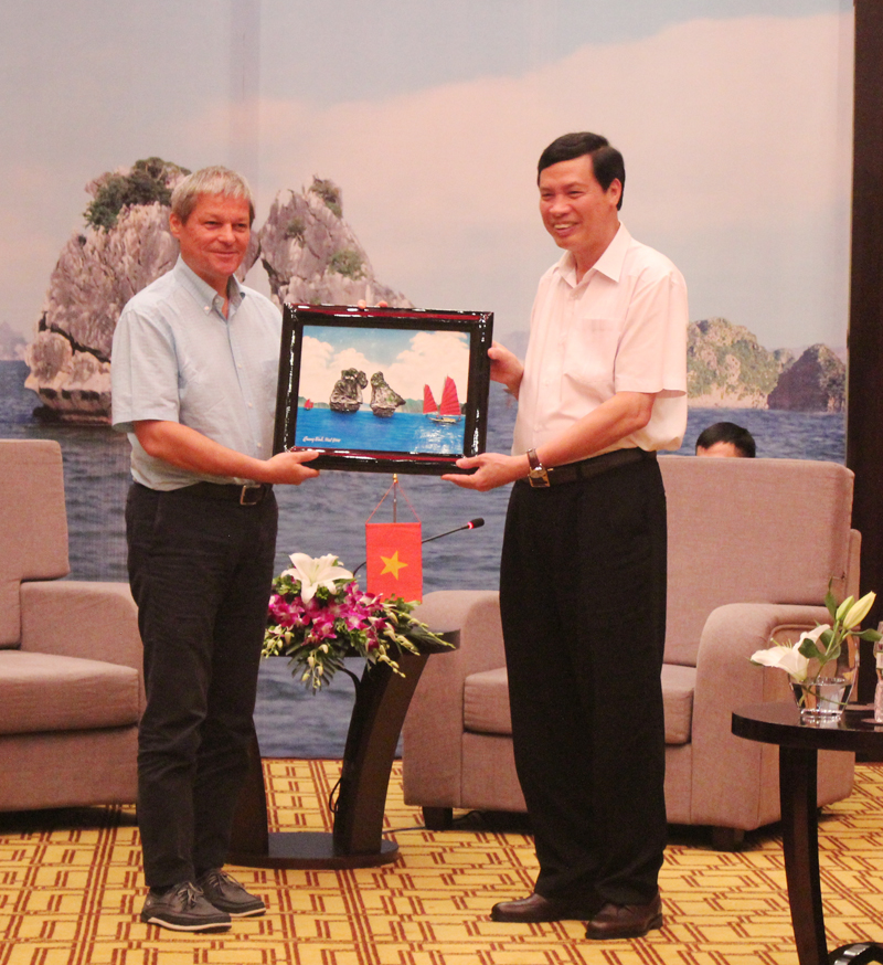 罗马尼亚总理达契安•乔洛什访问广宁省