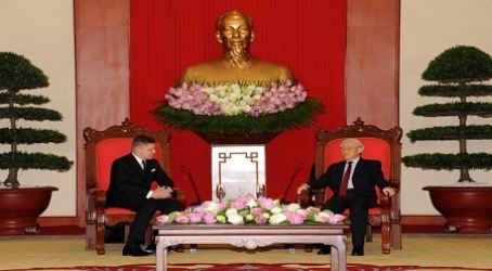 越共中央总书记阮富仲会见斯洛伐克总理罗伯特•菲佐