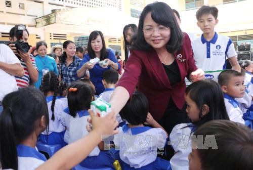 越南国家副主席邓氏玉盛出席向安江省儿童赠送牛奶活动