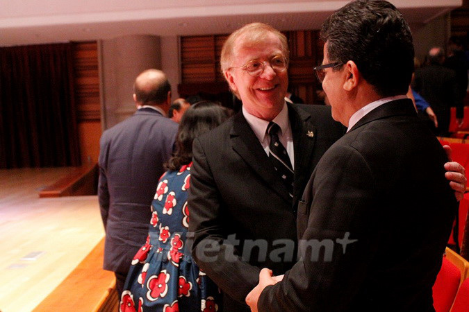 越南授予加拿大驻越大使“各民族和平友谊事业贡献”纪念章