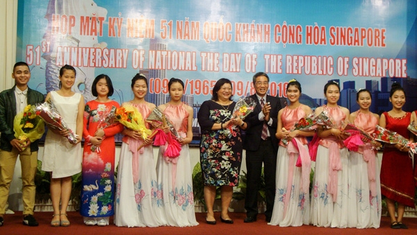 新加坡国庆51周年纪念典礼在胡志明市举行