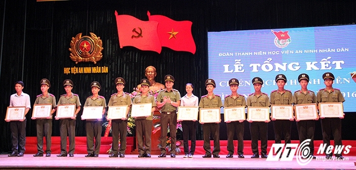 人民安全学院的15名学员荣获公安部的奖状
