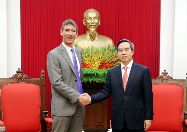 中央经济部部长阮文平会见英国驻越大使