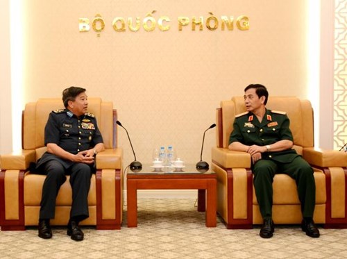 越南人民军总参谋长潘文江会见马来西亚空军司令