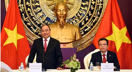 阮春福总理与越南驻华大使馆馆员及旅居北京越南人社群交谈