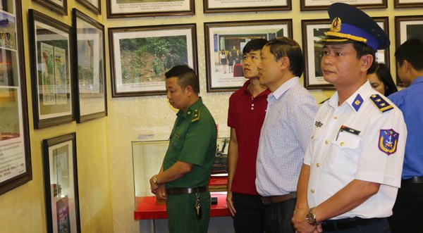 “黄沙和长沙归属越南—历史证据与法律依据” 地图资料展在山罗省举行