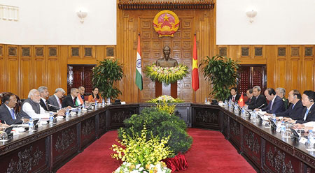越南政府总理阮春福同印度总理纳伦德拉•莫迪举行会谈