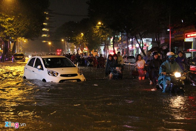 胡志明市强降雨引发严重内涝