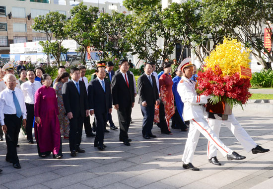 越南胡志明市和首都河内纷纷举行活动庆祝越南国庆节71周年