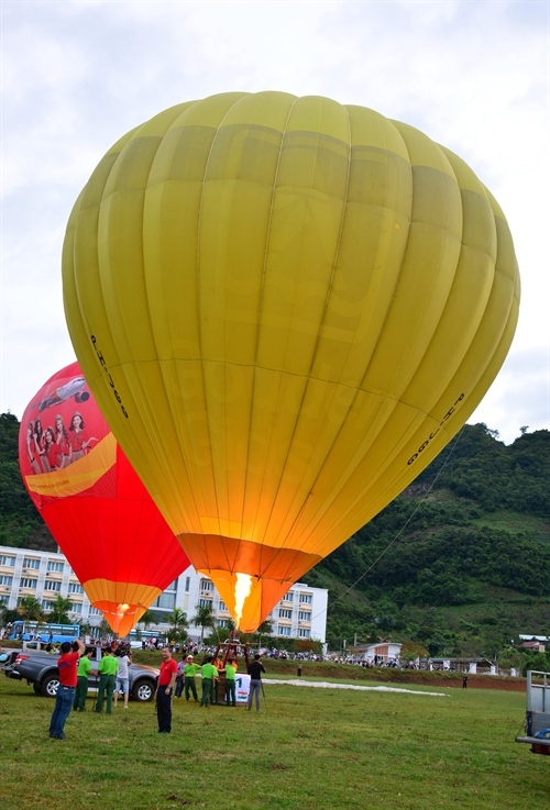 热气球首次在木州高原上飘飞