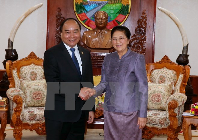 越南政府总理阮春福会见老挝国会主席巴妮•雅陶都
