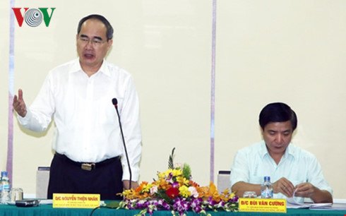 越南祖国阵线中央委员会主席阮善仁与越南劳动总联合会举行工作会议