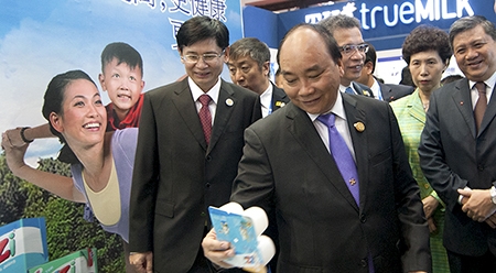 阮春福总理出席第十三届中国-东盟博览会越南展区开展仪式