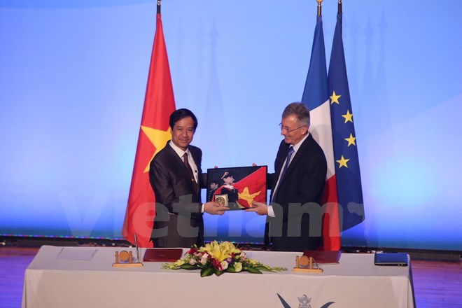 法国总统探访河内国家大学