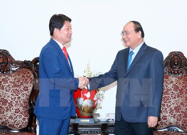 政府总理阮春福会见韩国大邱市市长权泳臻