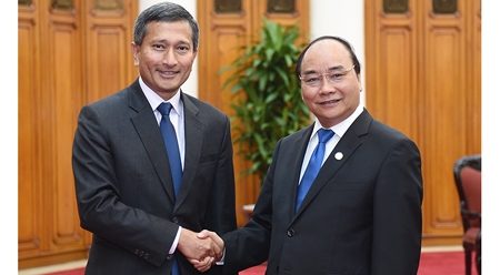 越南政府总理阮春福会见新加坡外交部长维文
