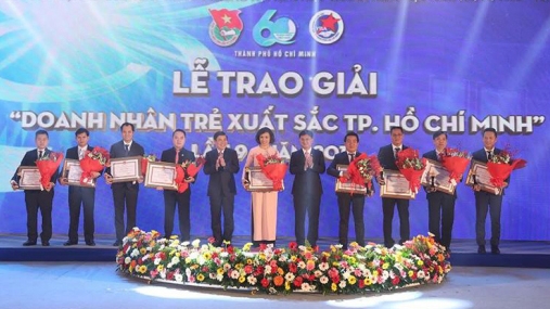 胡志明市向优秀年轻企业家颁发奖项