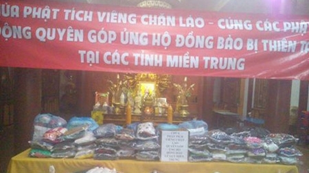 老挝万象佛迹寺佛教信徒捐款帮助越南中部洪水灾民