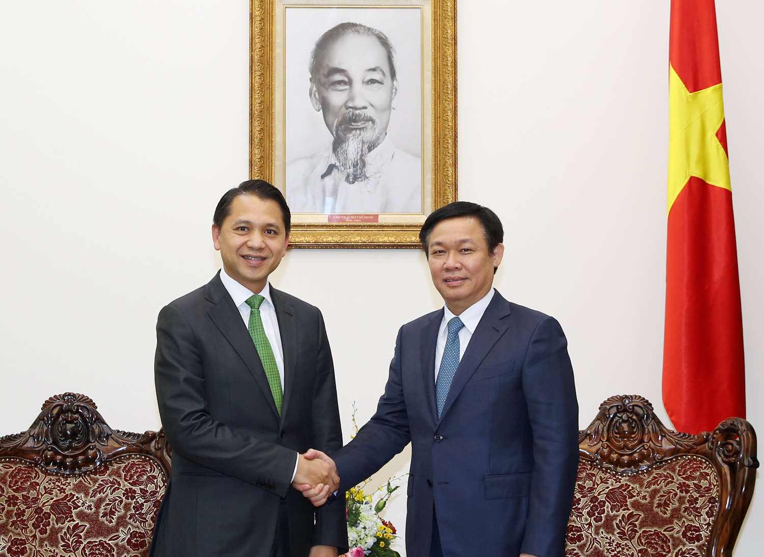 越南政府副总理王廷惠会见泰国开泰银行行长