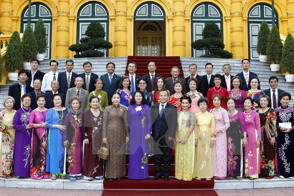 国家副主席邓氏玉盛会见旅泰越侨老教师代表团