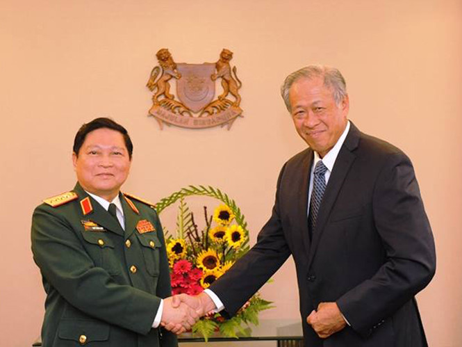 越南国防部长吴春历与新加坡国防部长黄永宏举行会谈